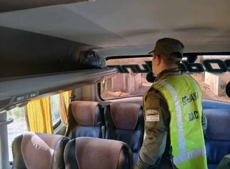 Gendarmería encontró cocaína en un colectivo tras una serie de allanamientos