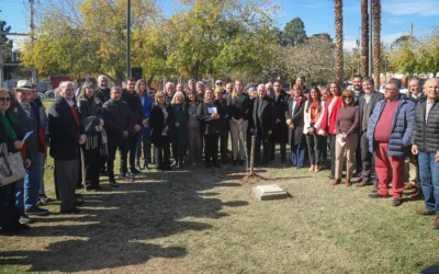 Con la presencia del obispo Lozano, Capital sembró un Olivo de la Paz en la Plaza Italia