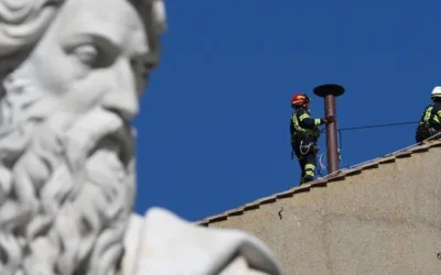 El Vaticano instaló la chimenea que anunciará la definición del cónclave