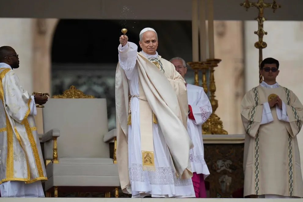 R (1) León XIV asumió el papado y llamó a los fieles a “construir un mundo donde reine la paz”