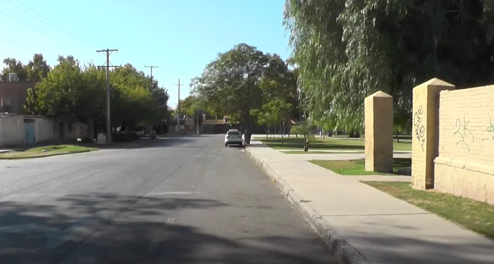 La calle Alberdi, a la espera del movimiento: vehículos gastronómicos y la posibilidad de sumar artesanos y nuevos carros