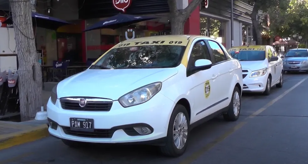 El paro de colectivos no benefició a los remiseros: tuvieron menos clientes y lo adjudican a Uber y Didi