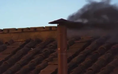 Humo negro en el Vaticano: por ahora no se definió el cónclave
