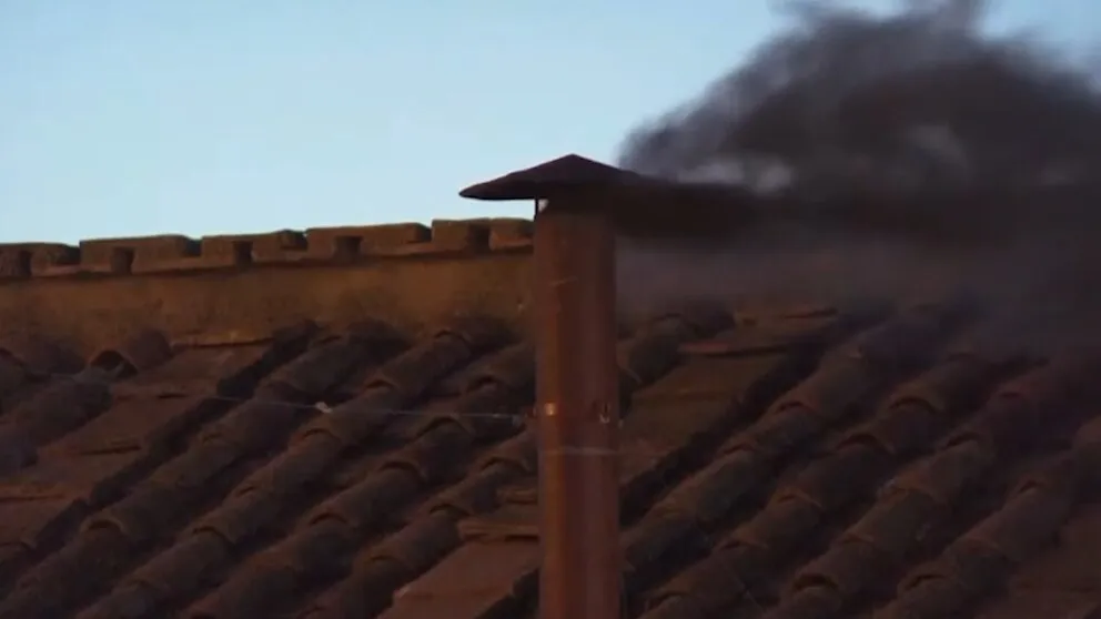 R (1) Humo negro en el Vaticano: por ahora no se definió el cónclave