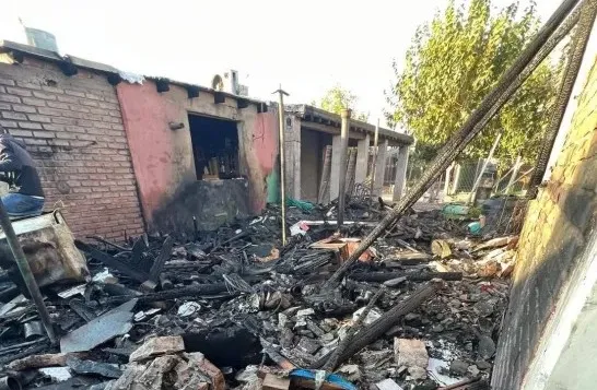 Vecinos de Rawson se unieron para ayudar a una familia que perdió todo en un incendio