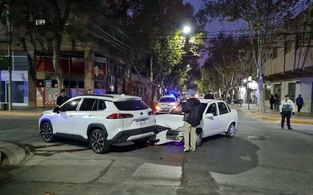 Fuerte choque en una transitada esquina céntrica que no tiene semáforo