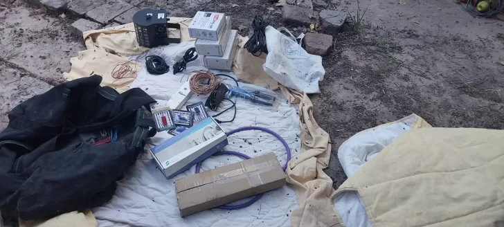 R (1) Intentó robar en dos casas, escapó por los techos y fue detenido tras una persecución en Albardón