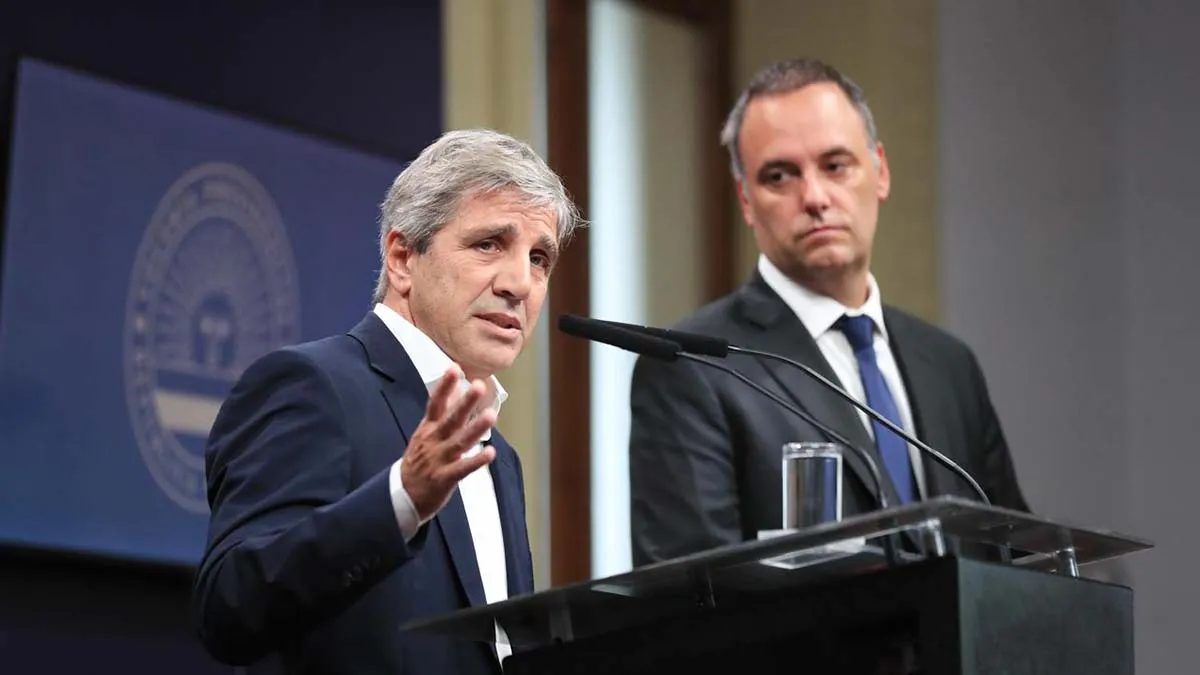 R (1) Dólares en el colchón: el Gobierno anunció la reducción de controles a los consumos, ahorros y gastos