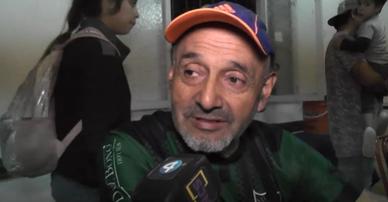 Los emotivos testimonios de personas en situación de calle que reciben la cena gracias a un grupo solidario: «Hacen de comer muy rico»