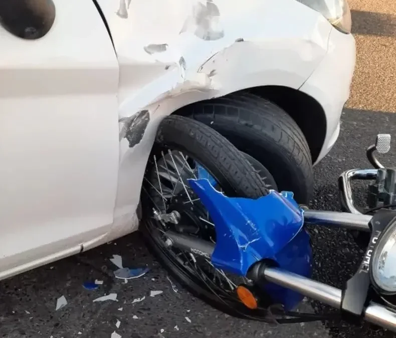 Un motociclista quedó herido tras un siniestro vial con un auto