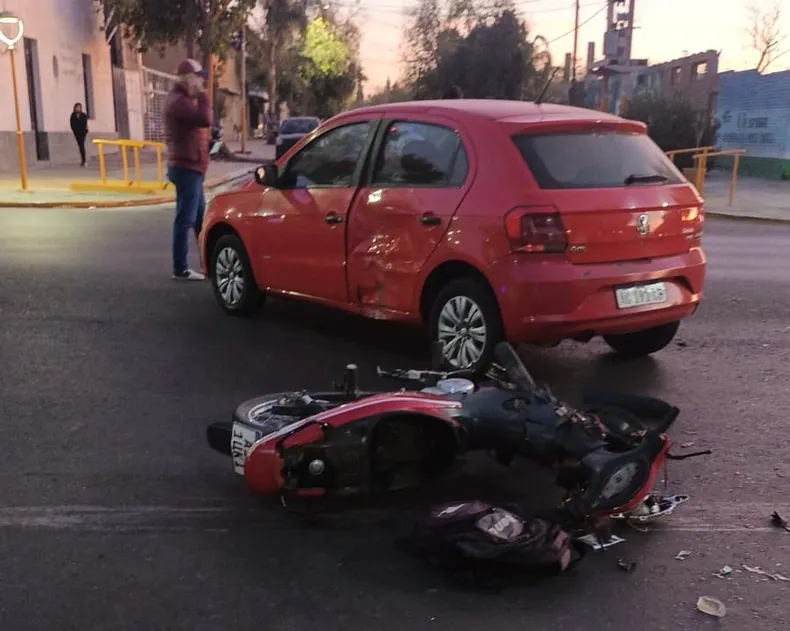 Un motociclista fue hospitalizado tras chocar con un auto en una concurrida esquina de Santa Lucía