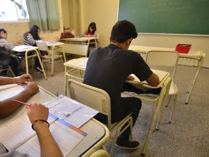 Educación para adultos: el Plan Fines continúa solo con los grupos que ya están cursando, por falta de fondos