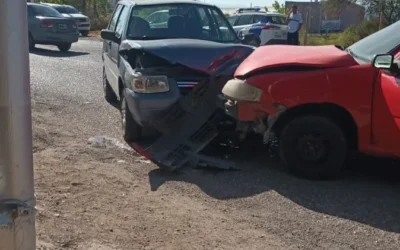 Choque frontal entre dos autos en Ruta 40 y General Acha: sin heridos, pero con daños materiales