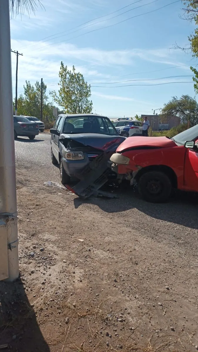 Choque frontal entre dos autos en Ruta 40 y General Acha: sin heridos, pero con daños materiales