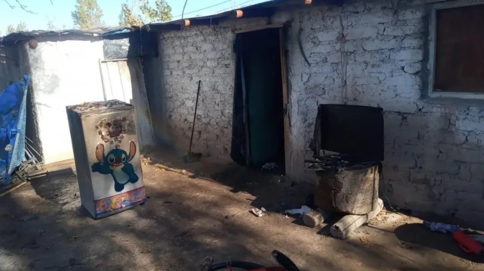 Un incendio destruyó la vivienda de una joven familia en 25 de Mayo: piden ayuda solidaria