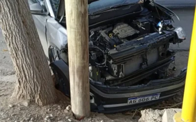 Violento choque entre dos autos en una esquina céntrica: un conductor resultó herido
