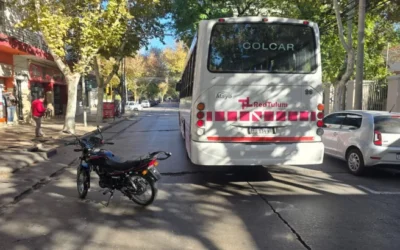 Un motociclista cayó entre un auto y un colectivo: fue hospitalizado por está fuera de peligro