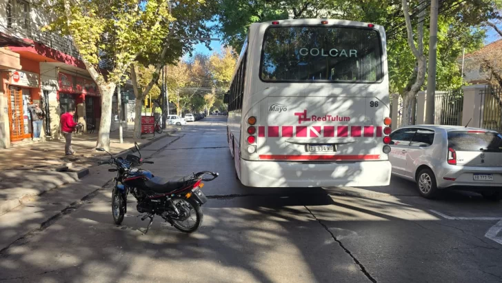 Un motociclista cayó entre un auto y un colectivo: fue hospitalizado por está fuera de peligro