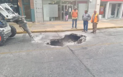 Obreros municipales descubrieron una antigua estructura bajo la calzada en pleno centro