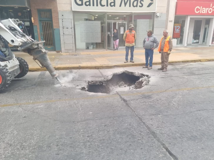 Obreros municipales descubrieron una antigua estructura bajo la calzada en pleno centro