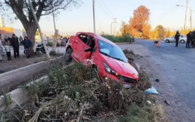 Madre e hijo terminaron hospitalizados tras chocar con un camión y caer a un canal en Rawson