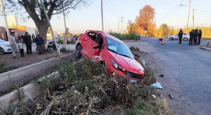 Madre e hijo terminaron hospitalizados tras chocar con un camión y caer a un canal en Rawson