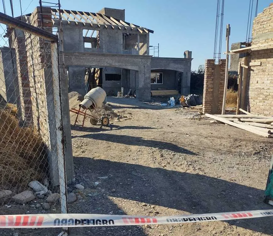R (1) Un obrero murió tras caer de una obra en construcción en un barrio privado de Rawson