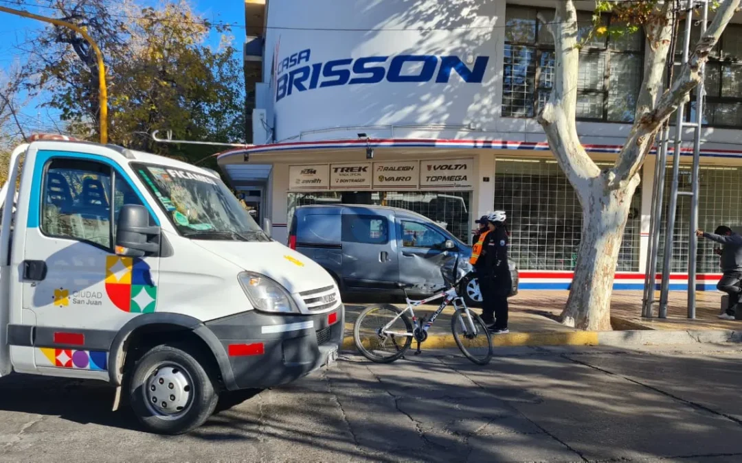 Fuerte choque en una transitada esquina céntrica con semáforos: una camioneta terminó en la vereda
