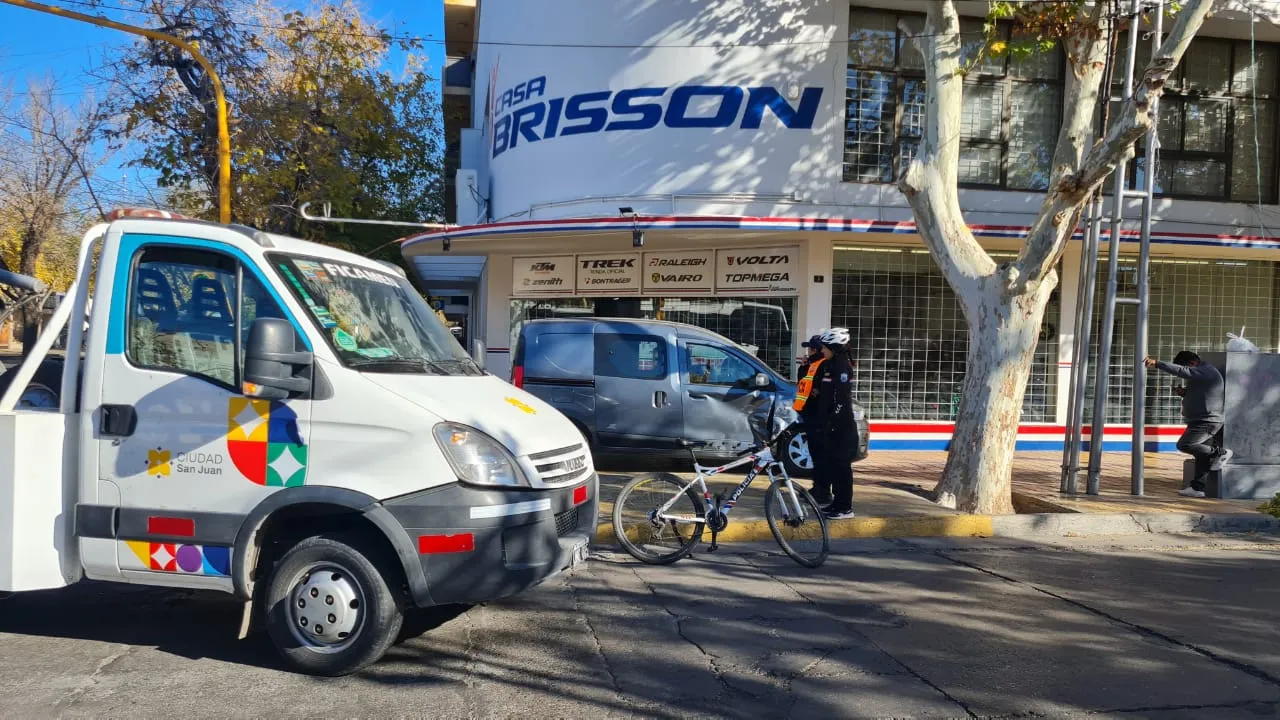 Fuerte choque en una transitada esquina céntrica con semáforos: una camioneta terminó en la vereda
