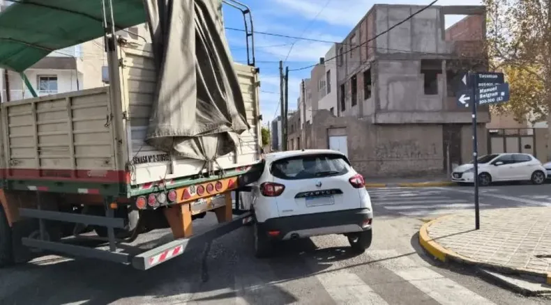 Una camioneta trató de adelantar a un camión y quedó enganchada al acoplado