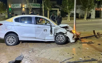 Robaron el casco a un delivery, huyeron en contramano y chocaron violentamente contra un taxi