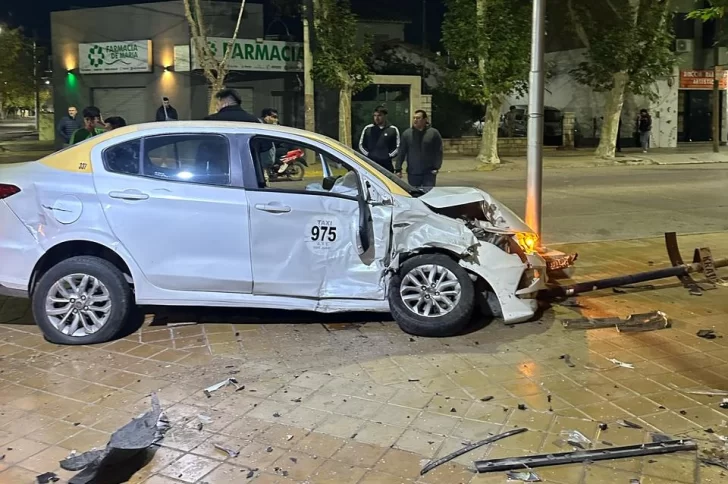 Robaron el casco a un delivery, huyeron en contramano y chocaron violentamente contra un taxi