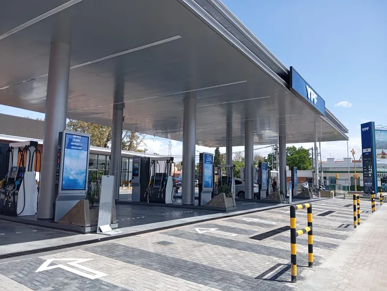 R (1) YPF anunció un aumento del 3,5% en los combustibles y nuevos descuentos según horario y modalidad