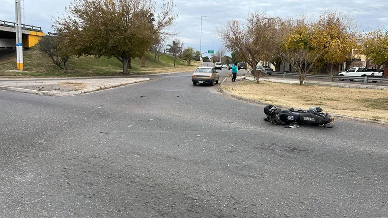 Accidente en Ruta 40: desvíos y demoras por choque entre auto y motocicleta
