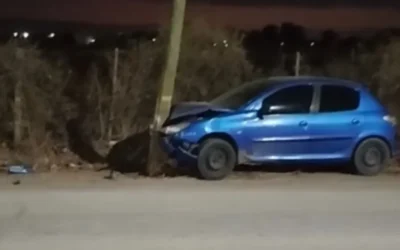 Caucete: un conductor chocó contra un poste tras esquivar a un perro y dejó sin luz a parte del barrio