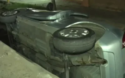 Violento accidente en Rawson: madre e hija terminaron dentro de un canal tras una mala maniobra