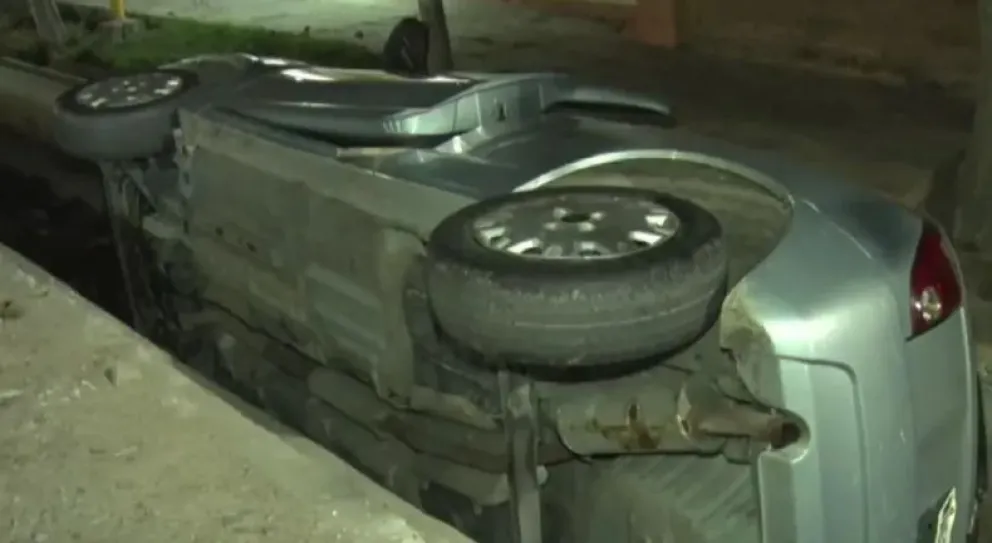 Violento accidente en Rawson: madre e hija terminaron dentro de un canal tras una mala maniobra