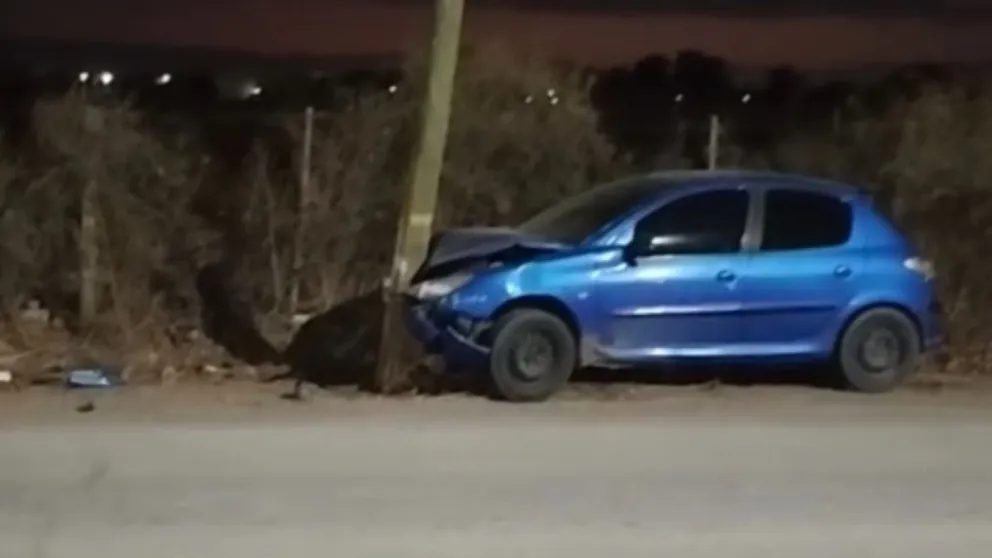 Caucete: un conductor chocó contra un poste tras esquivar a un perro y dejó sin luz a parte del barrio