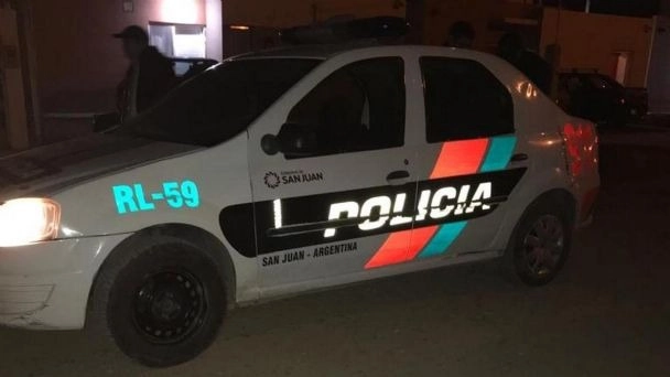 R (1) Una niña se ahogó con una traba para el pelo y fue salvada por la Policía