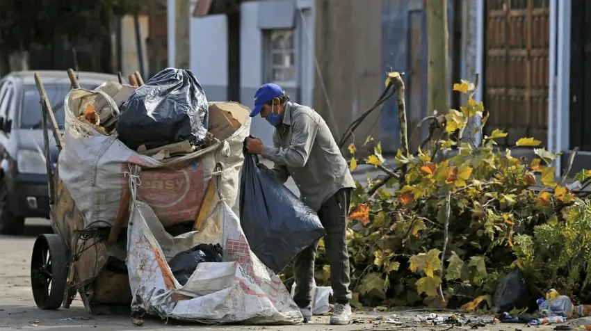 R (1) Según un estudio, la pobreza cayó al 31,6% en el primer semestre, el valor más bajo en los últimos siete años