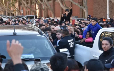 La policía suspendió el evento del influencer Peter Regalos en la Plaza 25 por el desborde de gente