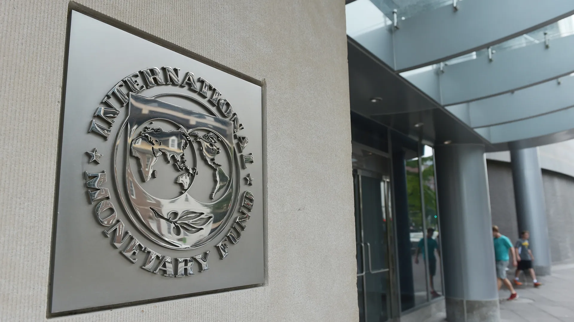 R (1) El FMI aprobó la revisión del acuerdo y el país recibirá un desembolso de USD 2.000 millones
