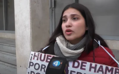 Una mujer se encadenó en el Juzgado para pedir justicia por su hermano, que está detenido por una causa de trata de personas