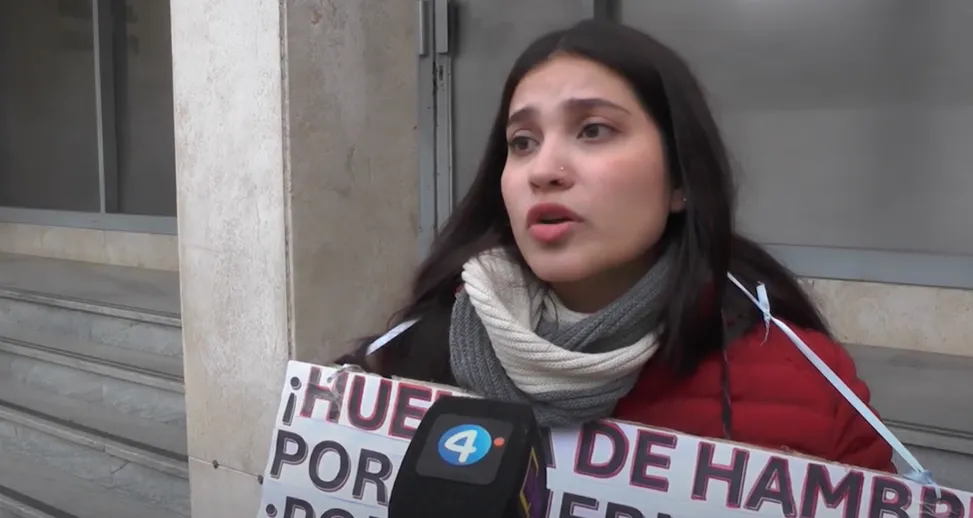 Una mujer se encadenó en el Juzgado para pedir justicia por su hermano, que está detenido por una causa de trata de personas