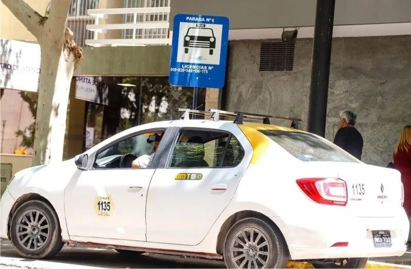 Otro ataque a un taxista en San Juan: fue golpeado en el rostro con un objeto contundente