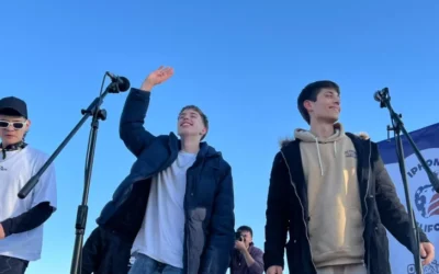 La tercera fue la vencida: Peter Regalos entregó celulares, zapatillas y auriculares en el Parque de Mayo