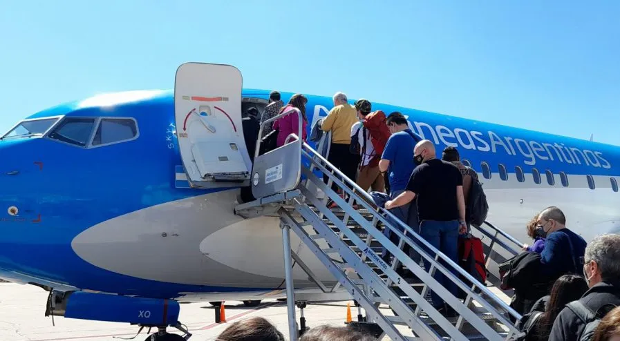 R (1) Según el INDEC, en junio salieron del país 643.800 turistas argentinos, un 28% más que hace un año