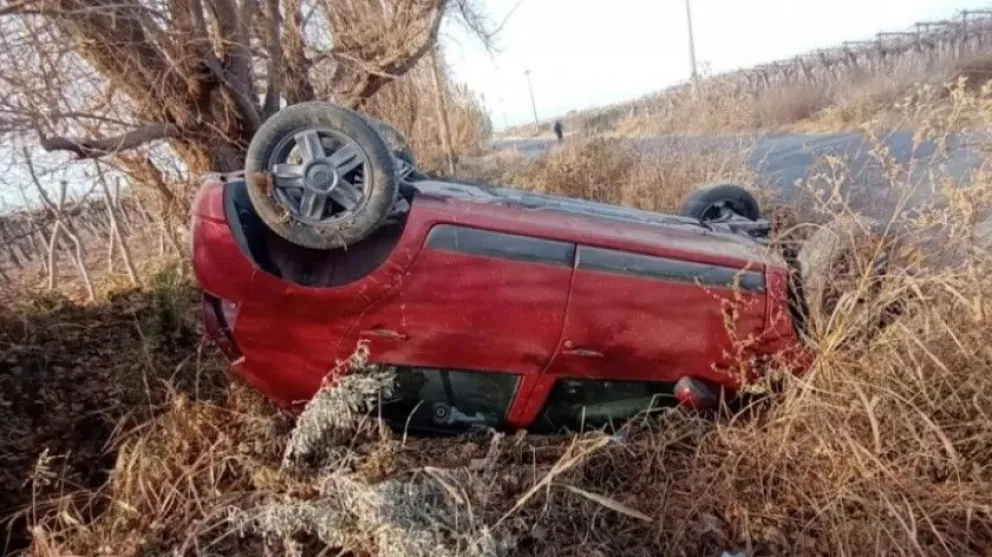 Una mujer y su hija salieron ilesas tras volcar con su auto en Rawson