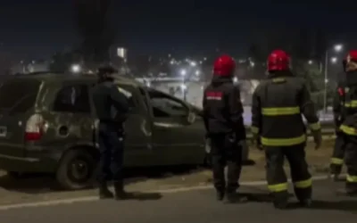 Un hombre volcó su auto en la Circunvalación y fue rescatado por Bomberos