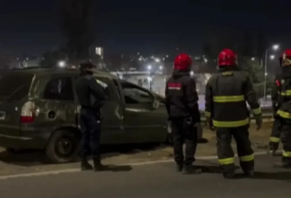 Un hombre volcó su auto en la Circunvalación y fue rescatado por Bomberos